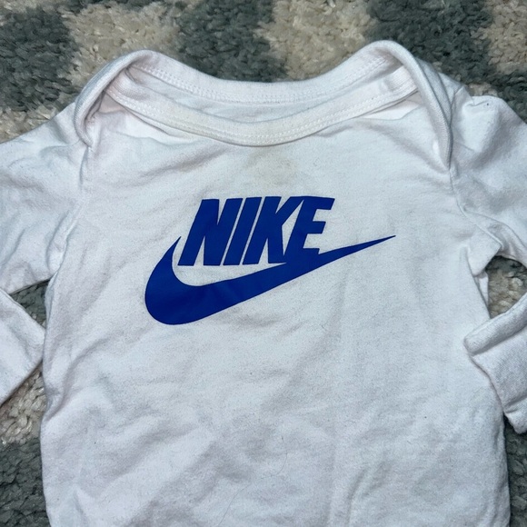 Nike Baby Long Sleeve Logo T-shirts (newborn and 0-3 mo) - Picture 5 of 5